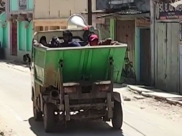 Garbage collecting vehicle was used for transporting migrant labourers in Bihar's Siwan. Photo/ANI