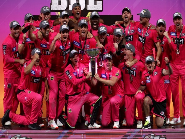 Sydney Sixers players with BBL trophy. (Photo/ Sydney Sixers Twitter)