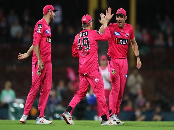 Sydney Sixers players celebrating after taking a wicket. (Photo/BBL Twitter)