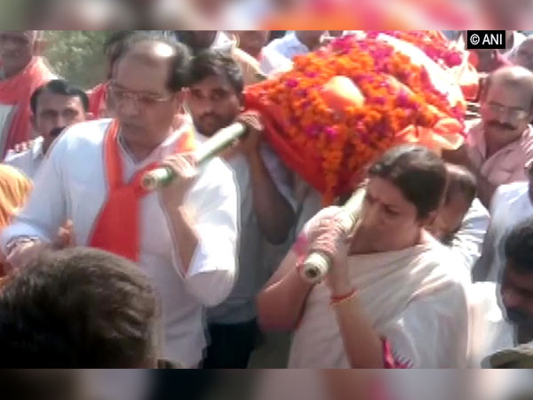 Smriti Irani lending her shoulder to mortal remains of deceased aide Surendra Singh on May 25 in Amethi. (File Photo)