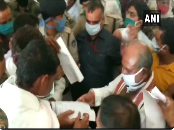 Social distancing norms were violated at an event in Madhya Pradesh where Union Minister Narendra Singh Tomar was in attendance. Photo/ANI