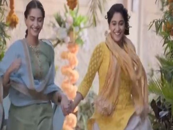 Sonam Kapoor shares adorable message on her mum's b'day