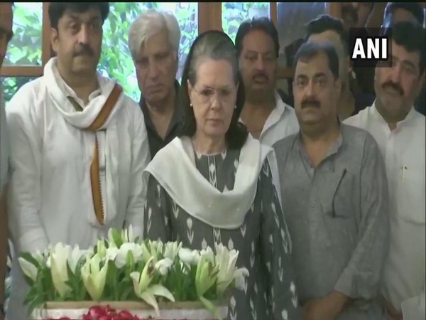 Sonia Gandhi paying tribute to Sheila Dikshit at her residence in New Delhi on Saturday.