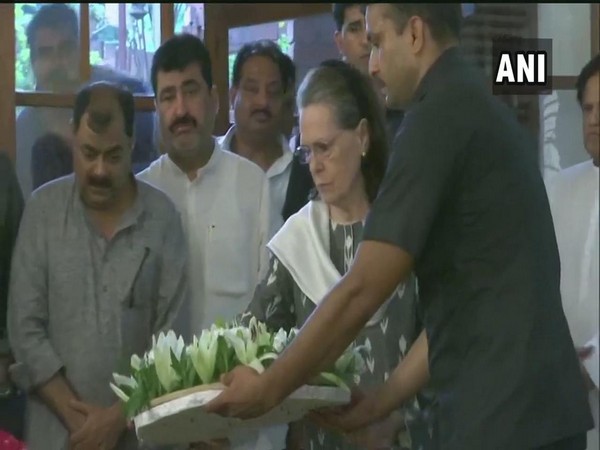 UPA chairperson Sonia Gandhi paying her tributes to former Delhi Chief Minister Sheila Dikshit at her residence in New Delhi on Saturday. Photo/ANI
