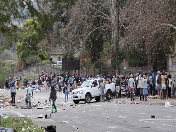 Violence continues in South Africa (Photo Credit - Reuters)