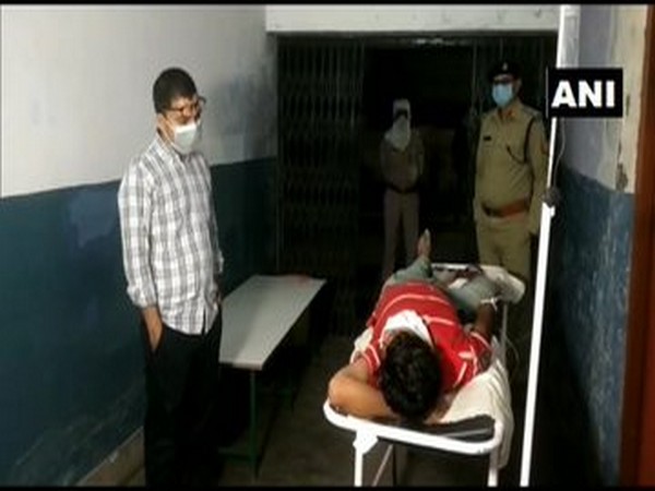SP Vipin Tada (on the left) with the criminal (on the right) on a stretcher.