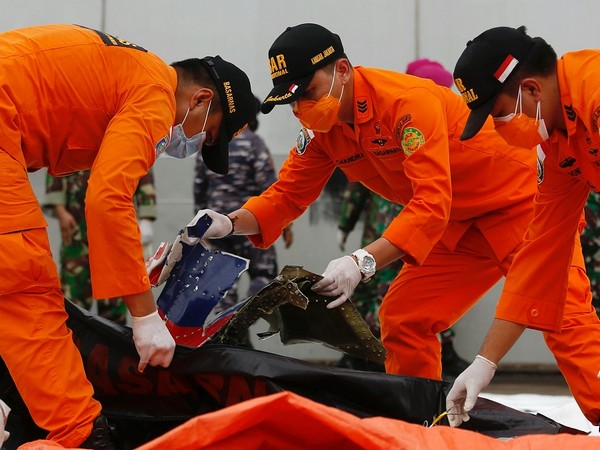 Indonesian Navy officials inspecting possible Sriwijaya Airplane debris. (Photo Credit - Reuters)