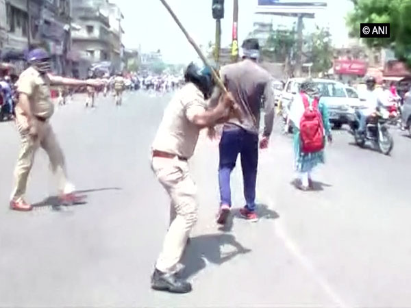 Police resort to lathicharge to disperse the Police recuuitment 2013 candidates in Lucknow