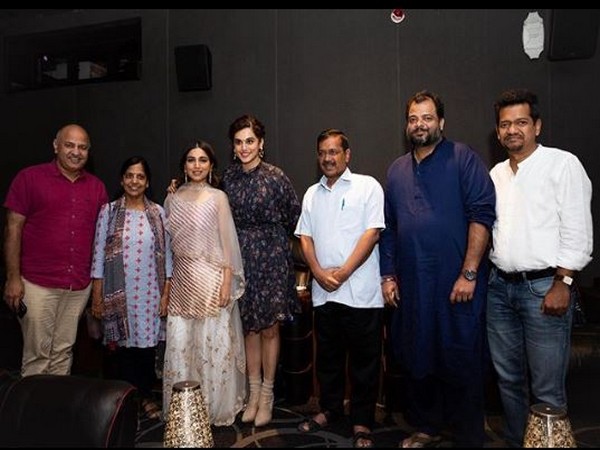 Bhumi Pednekar and Taapsee Pannu along with Chief Minister Arvind Kejriwal and Education Minister Manish Sisodia  (Image Courtesy:Instagram)