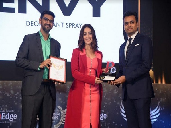 Saurabh Gupta, Managing Director, Envy Deodorants receiving the award by leading Actor Yami Gautam