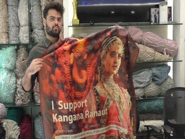 Surat-based textile businessman makes 'Manikarnika' style print saree to support Kangnana. Photo/ANI