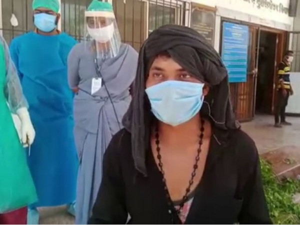 Dhirendra Singh, one of the survivors of Auranagad train mishap speaking to media. Photo/ANI