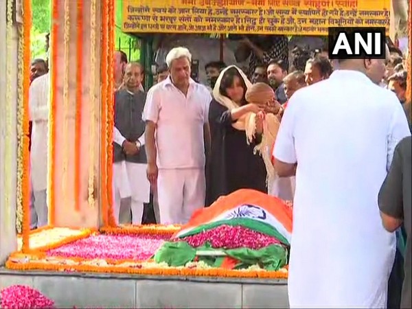 Bansuri Swaraj performing last rites of her mother, late EAM Sushma Swaraj. Photo/ANI