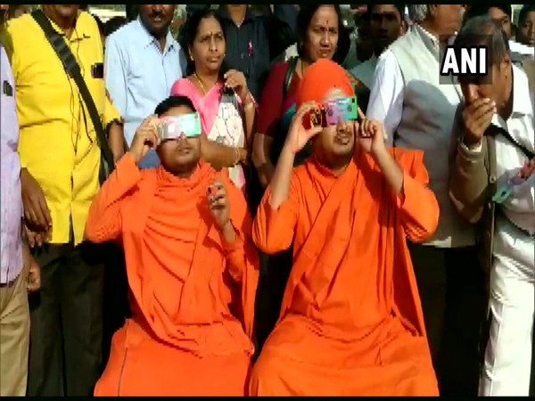    Hukkeri Mutt pontiff Sadashiva Swami and Hosa Mutt pontiff Basava Shanta Linga Swami on Thursday morning at a schoo in Haveri.