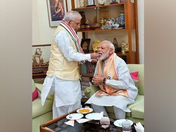 Former National President of BJP Murli Manohar Joshi and Prime Minister Narendra Modi. (Credit: Murli Manohar Joshi/ Twitter) 