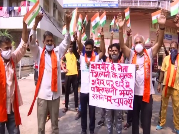 Visuals from Dogra Front protesting in Jammu against people put Pakistani flag on Syed Ali Shah Geelani 
