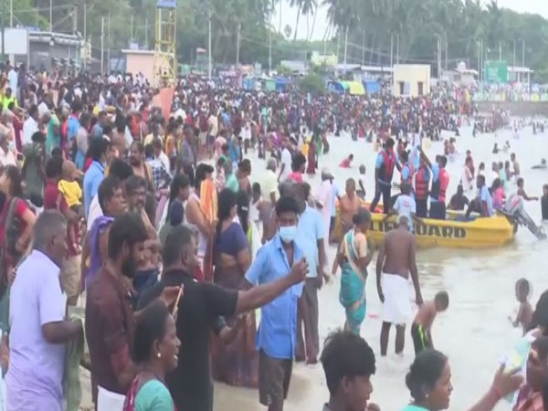 Devotees in Agni Tirtham Sea on the eve of the Thai Ammavasai. (ANI/photo)