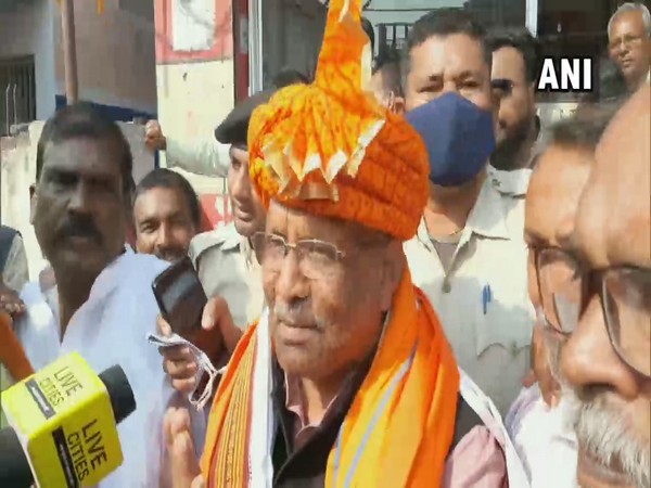 Bihar Deputy Chief Minister Tarkishore Prasad on Wednesday welcomed by BJP workers in Muzaffarpur.