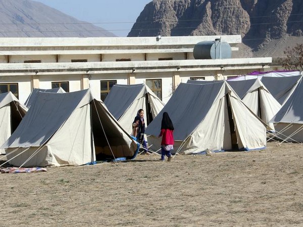 Tents set up in Taftan to quarantine people who crossed from Iran