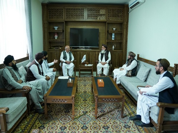 Director General of the Office of the Minister of State of the Taliban Dr Mullah Abdul Wasi with a number of members of the Hindu and Sikh Council of Afghanistan. (Twitter)