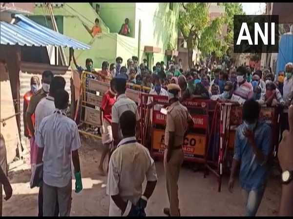 TN daily wage labourers protest at MGR Street in Madurai amid COVID-19 lockdown. Photo/ ANI