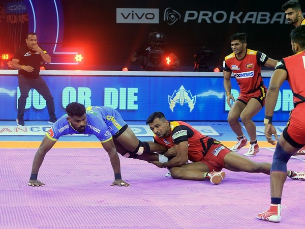 Tamil Thalaivas raider Ajinkya Pawar tries to escape the Bengaluru Bulls defence (Image: PKL)