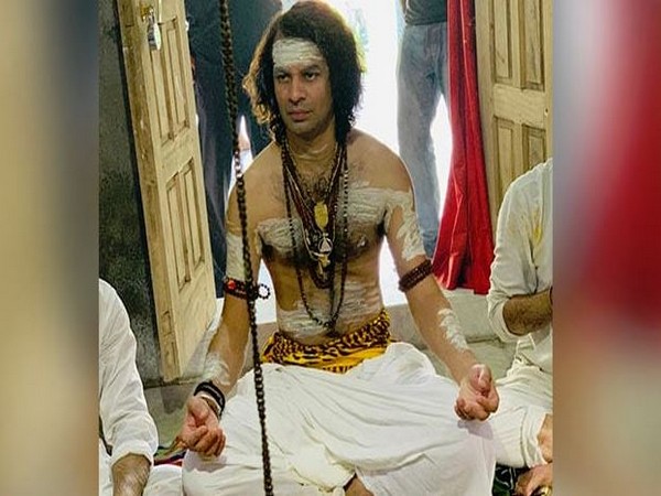 Tej Pratap Yadav offering prayers at Lord SHiva temple in Patna on Tuesday. (Photo/ANI)