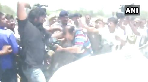 Media person being beaten by private security guards of Tej Pratap Yadav