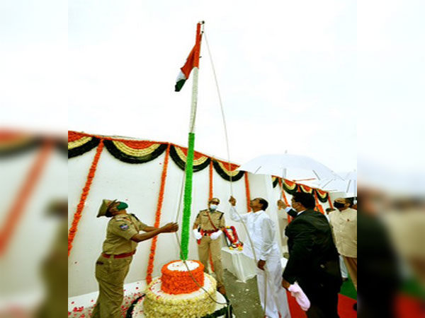    Telangana Chief Minister K Chandrashekar Rao hoists national flag on I-Day at Pragathi Bhavan on Saturday. Photo/ANI