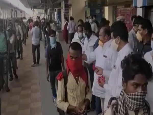 Telangana ministers welcoming the migrant workers from Bihar. Photo/ANI