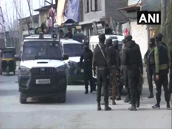 One Police personnel and a civilian got injured after terrorists attacked a joint party of Police and CRPF at Sazgaripora, Hawal in Srinagar.