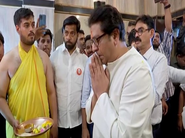 MNS chief Raj Thackeray performs Arti at Hanuman Mandir (Photo/ANI)