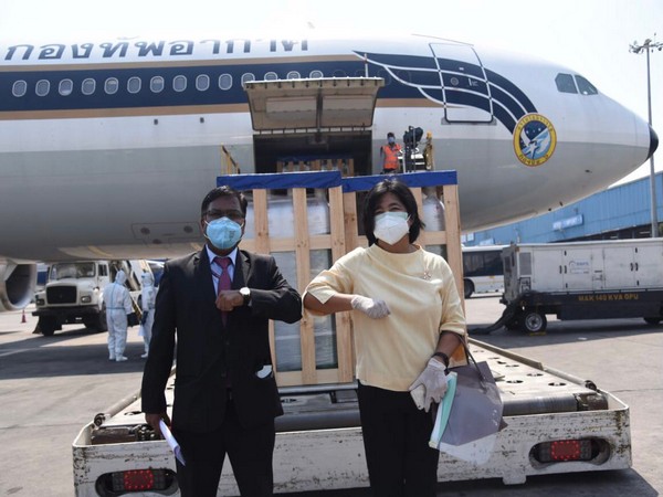 200 oxygen cylinders sent by Thailand (Photo/Credit: Twitter/@MEAIndia)