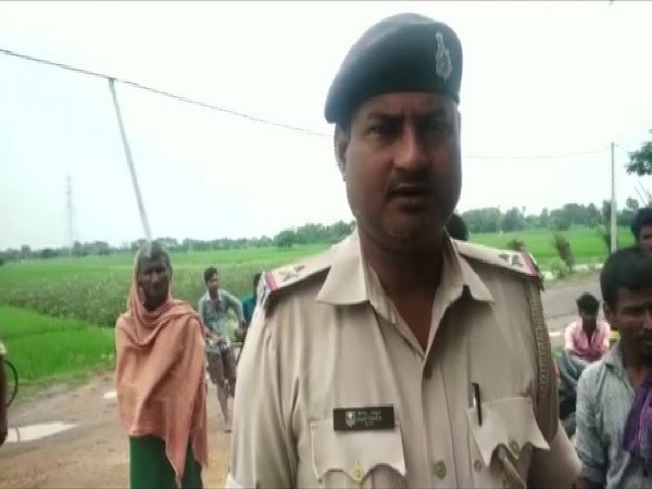 Police Inspector Vinod Thakur speaking to reporters in Patna. Photo/ANI