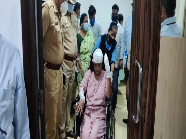 Vendor attacks woman civic official during anti-encroachment drive in Thane. (Photo/ANI)