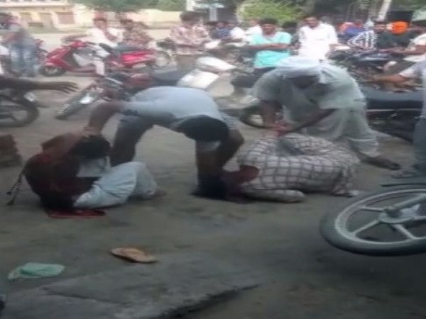 A video where two women are brutally beaten up by men gone viral on social media. Photo/ANI