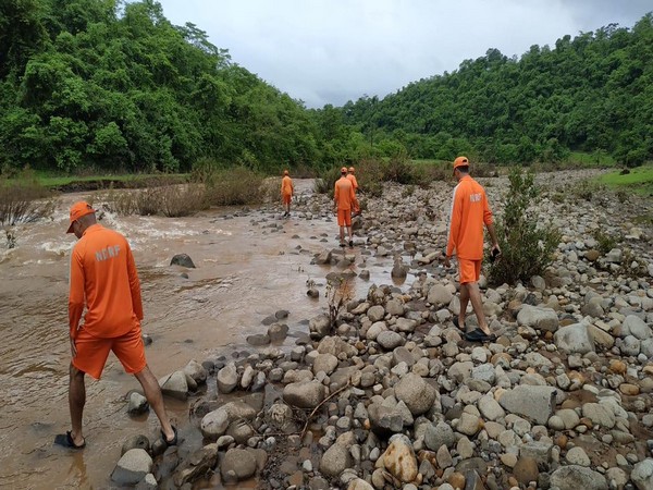 NDRF personnel conducting search operation for remaining thee persons. Photo/ANI