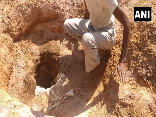 Rescue operation underway to take out toddler out of the borewell. Photo/ANI