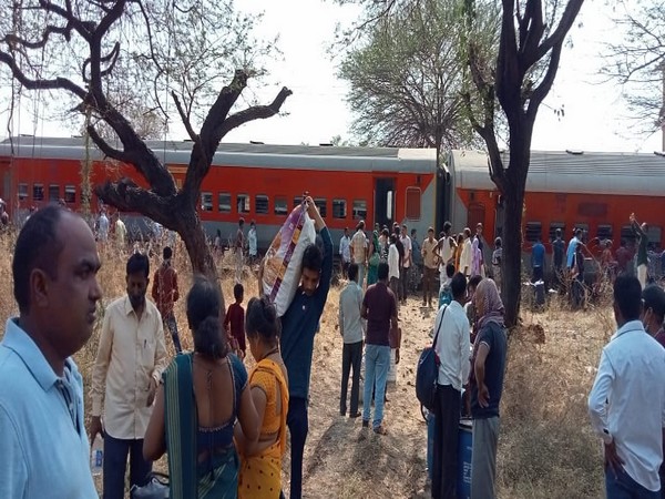 A total of 11 coaches of Lokmanya Tilak Terminus (LTT)-Jaynagar Pawan Express derailed near Nashik
