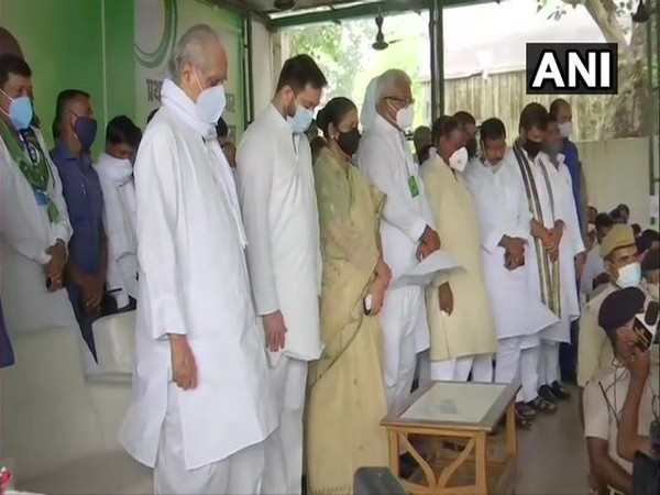   RJD leaders including Jagdanand Singh and Tejashwi Yadav paying tribute to Raghuvansh Prasad Singh.