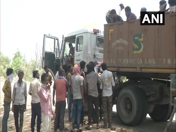 Migrant labourers are traveling to their state  from Nagpur on Sunday. Photo/ANI