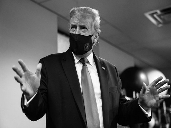 US President Donald Trump wearing a face mask