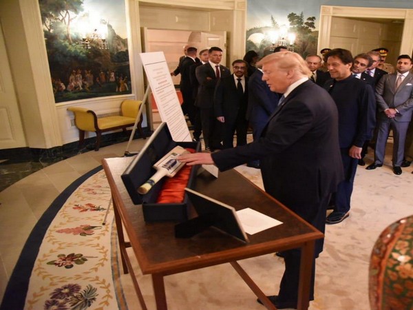 US President Donald Trump presented Pakistan PM Imran Khan with a cricket bat. (Photo courtesy: PTI twitter handle).