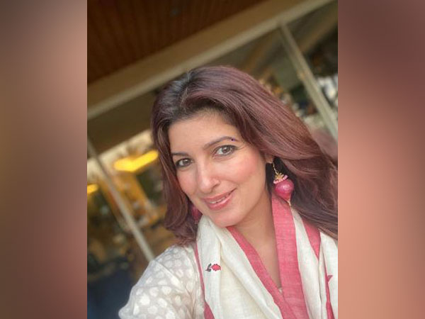 Twinkle Khanna wearing onion earrings(Image source: Instagram)