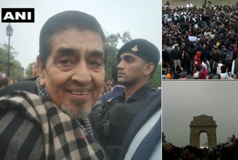 Congress leader Jagdish Tytler at party's  'symbolic protest' at the India Gate on crackdown against students. Photo/ANI