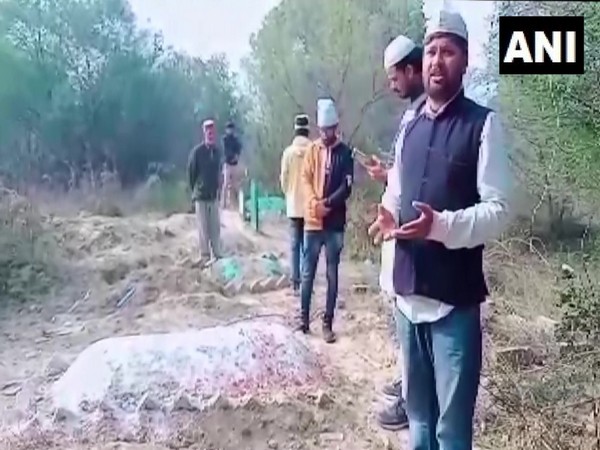 Congress leader visits graveyard to ask his ancestors for his citizenship proof. Photo/ANI