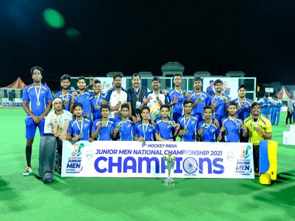 Uttar Pradesh Hockey team lifting after winning Junior National C'ship (Image: Hockey India)