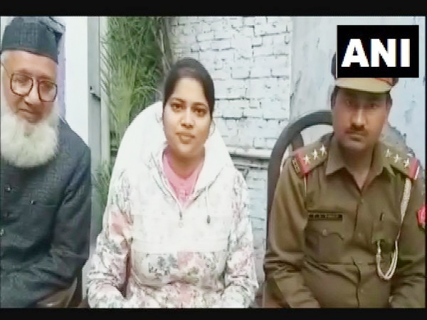 Sub-Divisional Magistrate of Khurja Isha Priya in Sarai Murtaza colony on Sunday. Photo/ANI