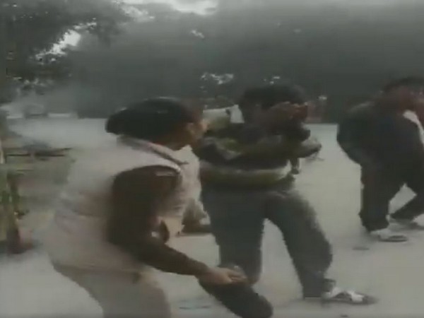 A female constable thrashing a man for harassing school girls in Kanpur.