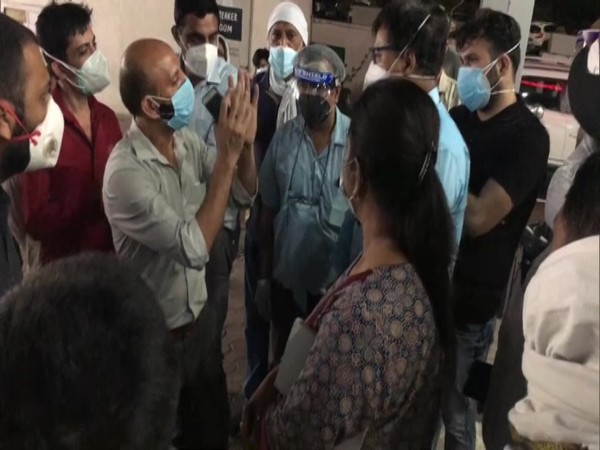 Family members creating ruckus at a hospital in Meerut. (Photo/ ANI)